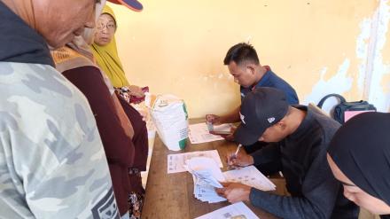 Penyaluran Bantuan Pangan Cadangan Beras Pemerintah (CBP) Tahap III di Desa Jajar